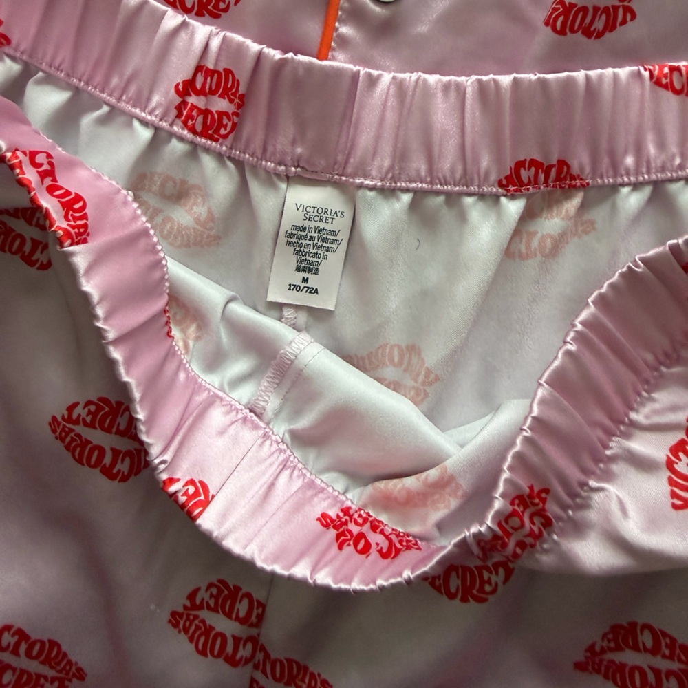 Victoria's Secret Afterhours Satin Lip-Print Sleep Set - Picture 3 of 4